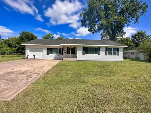 804 E 6th St, Sweeny, TX 77480 photo 1