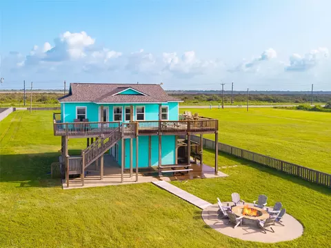 948 Barkley St, Gilchrist, TX 77617