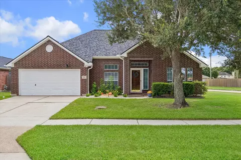 202 Meadowhill Ln, Dickinson, TX 77539