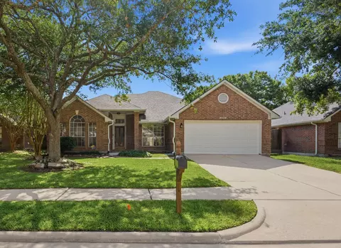 16918 Serenity Cove Cir, Friendswood, TX 77546