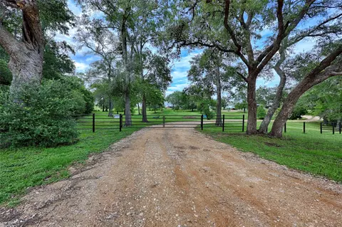 Exterior - 3545 E I 10 Frontage Rd, Schulenburg, TX 78956 photo 2 of 11