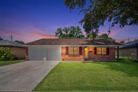 1104 E 13th St, Deer Park, TX 77536