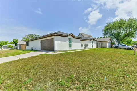 28 Back Bay Cir, Galveston, TX 77551