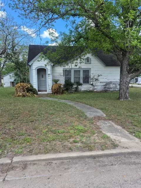 411 S Texana St, Hallettsville, TX 77964