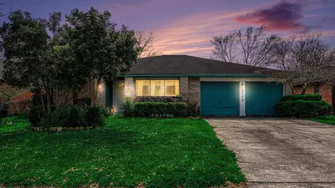 2170 Pilgrims Point Dr, Friendswood, TX 77546