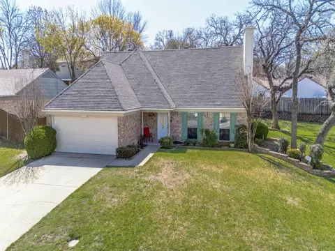 500 Thorn Wood Dr, Euless, TX 76039