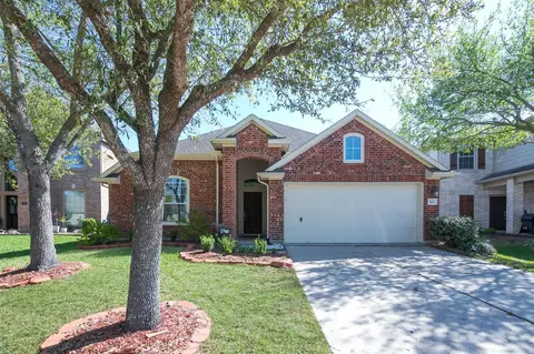 880 Falling Springs Ln, League City, TX 77573