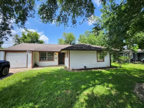 5535 Flamingo Dr, Houston, TX 77033
