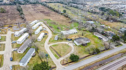 1300 N Battlebell Rd, Highlands, TX 77562