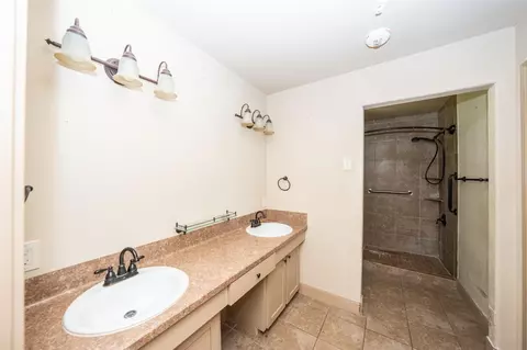 Bath - 120 Parkgate St, Conroe, TX 77304 photo 2 of 2