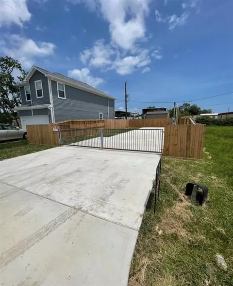 135 Dolphin Harbor Hbr N, Baytown, TX 77523