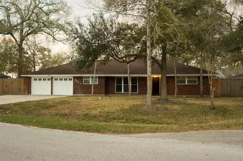 2921 Oak Dr, Dickinson, TX 77539