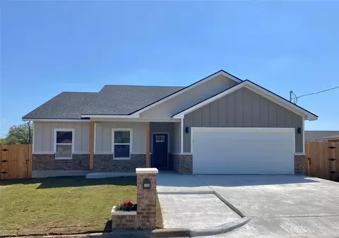 754 W Columbus St, Giddings, TX 78942