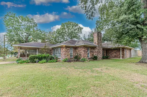 2103 Taylor St, Waller, TX 77484