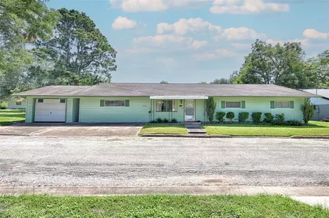 604 N Market St, Hallettsville, TX 77964
