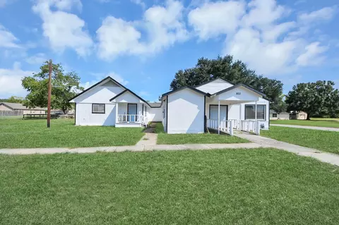 803 Live Oak St, Sealy, TX 77474