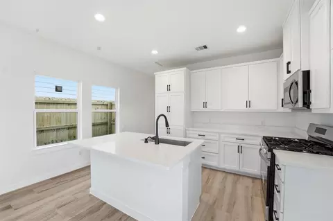 530 N 4th St, La Porte, TX 77571