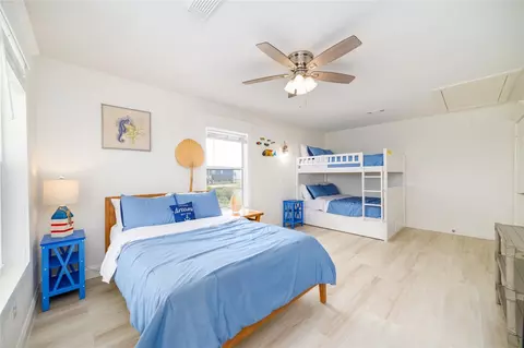 Bedroom - 708 Dolphin Dr, Freeport, TX 77541 photo 3 of 4