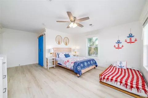 Bedroom - 708 Dolphin Dr, Freeport, TX 77541 photo 1 of 4