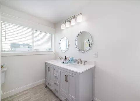 Bath - 708 Dolphin Dr, Freeport, TX 77541 photo 2 of 5
