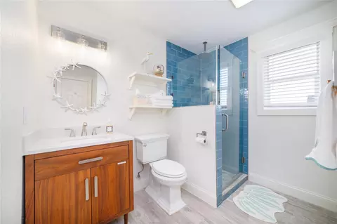 Bath - 708 Dolphin Dr, Freeport, TX 77541 photo 4 of 5