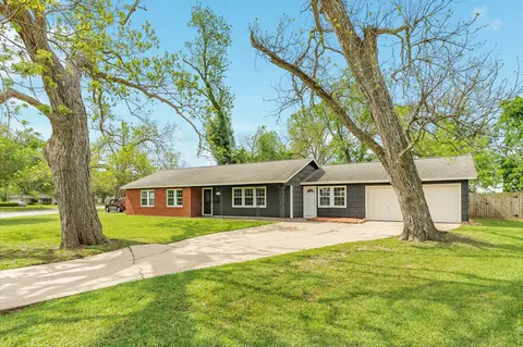 211 Oak Dr, Lake Jackson, TX 77566