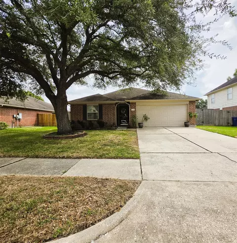 7906 Sundance Ct, Baytown, TX 77521