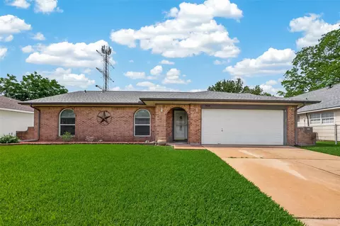 2003 Kingsway Dr, League City, TX 77573