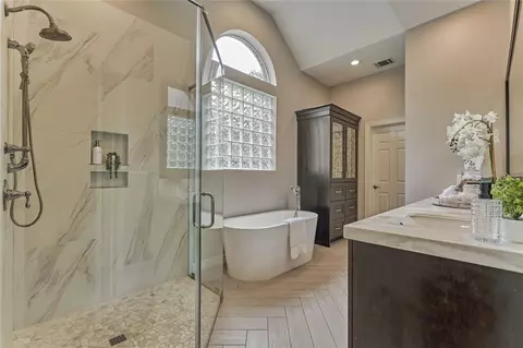 Bath - 7 Gentry Oak Ct, Spring, TX 77381 photo 3 of 8