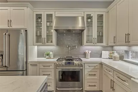 Kitchen - 7 Gentry Oak Ct, Spring, TX 77381 photo 3 of 4