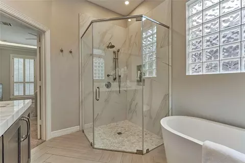 Bath - 7 Gentry Oak Ct, Spring, TX 77381 photo 5 of 8
