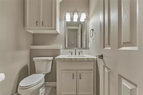 Bath - 7 Gentry Oak Ct, Spring, TX 77381 photo 2 of 8