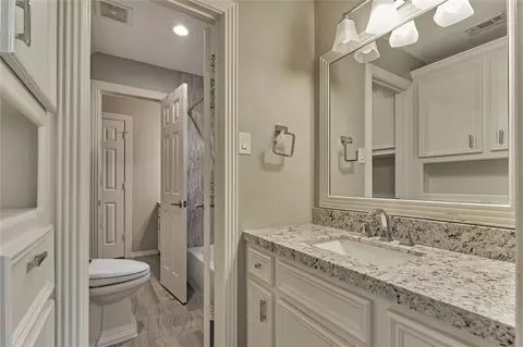 Bath - 7 Gentry Oak Ct, Spring, TX 77381 photo 6 of 8