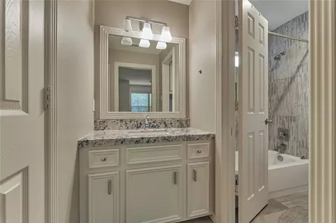 Bath - 7 Gentry Oak Ct, Spring, TX 77381 photo 7 of 8