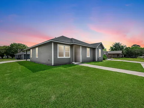 2006 Chesapeake St, Baytown, TX 77520