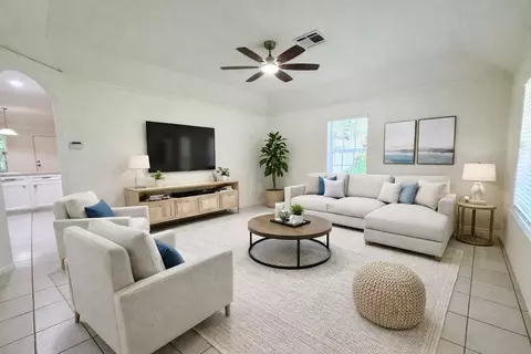 322 Green Leaf St, Huntsville, TX 77340