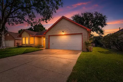 807 Forest Oaks Ln, Pearland, TX 77584