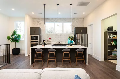 917 Thompson St, Houston, TX 77007