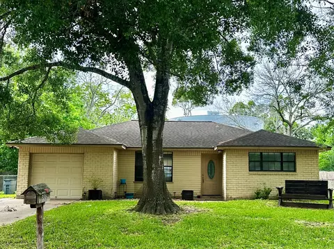 536 Castlelake Dr, Friendswood, TX 77546