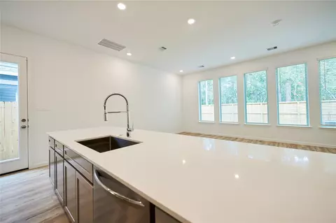 Kitchen - 665 Royal Arch Dr, Conroe, TX 77304 photo 6 of 7