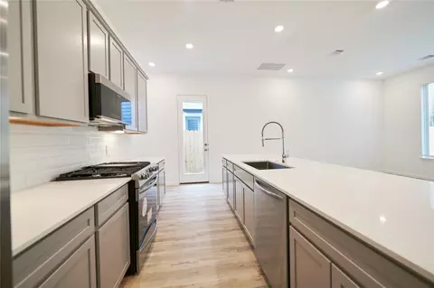 Kitchen - 665 Royal Arch Dr, Conroe, TX 77304 photo 5 of 7
