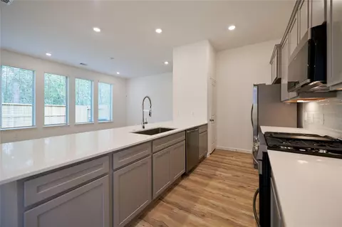 Kitchen - 665 Royal Arch Dr, Conroe, TX 77304 photo 4 of 7