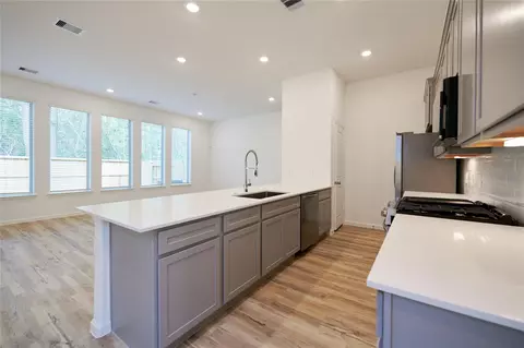 Kitchen - 665 Royal Arch Dr, Conroe, TX 77304 photo 2 of 7