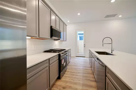 Kitchen - 665 Royal Arch Dr, Conroe, TX 77304 photo 3 of 7