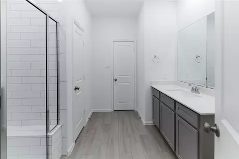 Bath - 665 Royal Arch Dr, Conroe, TX 77304 photo 2 of 5