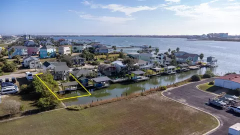 1003 Commodore Dr, Galveston, TX 77554