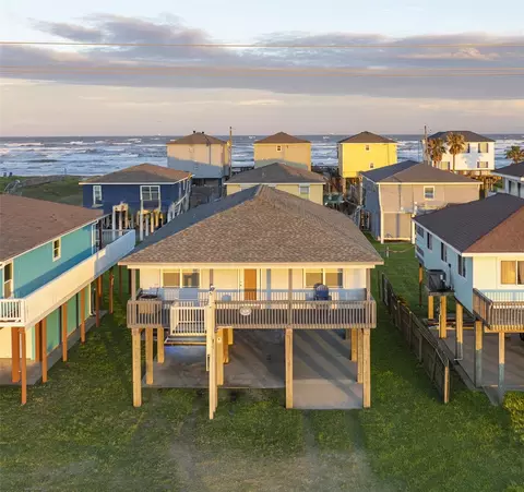 1426 Bluewater Hwy, Surfside Beach, TX 77541