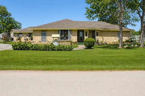 206 Riverside St, Highlands, TX 77562