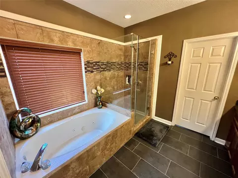 Bath - 150 Cornelia Ln, Angleton, TX 77515 photo 4 of 5