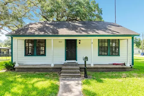 602 E 1st St, Sweeny, TX 77480 photo 1